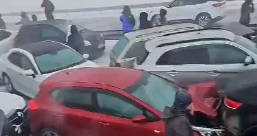 В Казахстане около 40 автомобилей столкнулись на трассе из-за метели