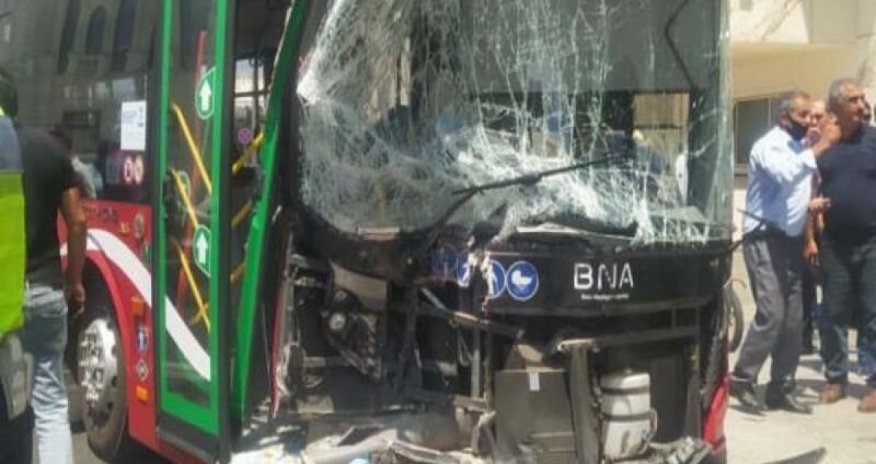 Bakıda avtobus avtomobilə çırpılıb, ölən və yaralananlar var