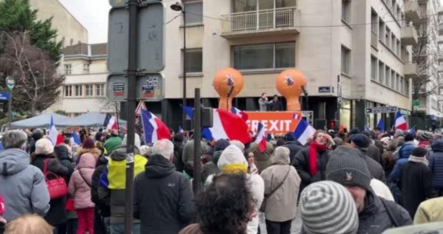 В Париже сторонники выхода Франции из ЕС разорвали флаг союза