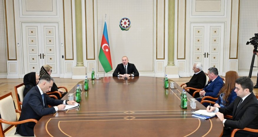 Prezident təyyarə qəzasında həlak olan ekipaj üzvlərinin ailələri ilə görüşüb - Yenilənib