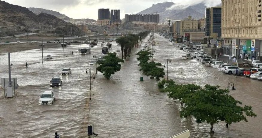 Məkkə və Mədinəni su basıb - Video