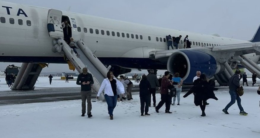 ABŞ-də 200-dən çox sərnişin təyyarədən təxliyə edilib - Video
