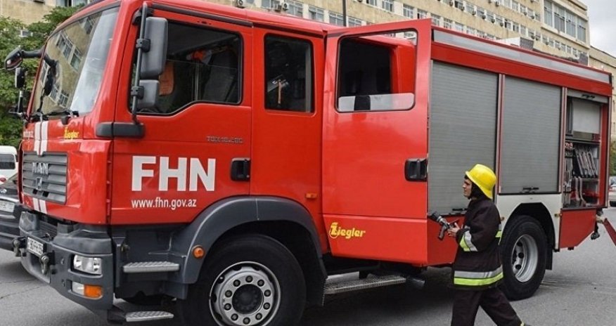В Баку произошел пожар в жилом доме