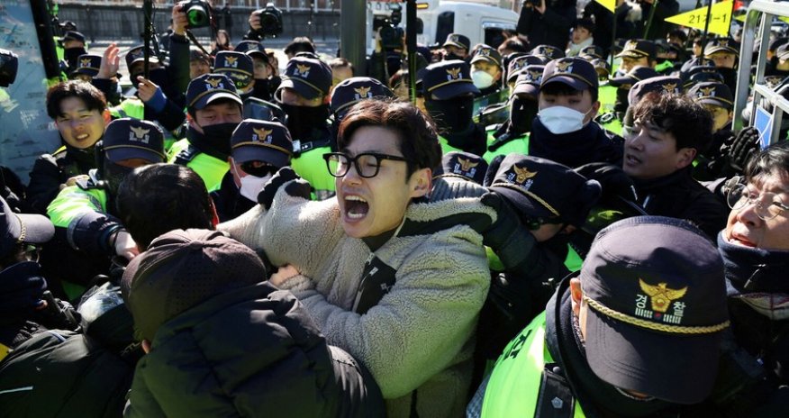 Сторонники президента Южной Кореи устроили погром в суде из-за его ареста