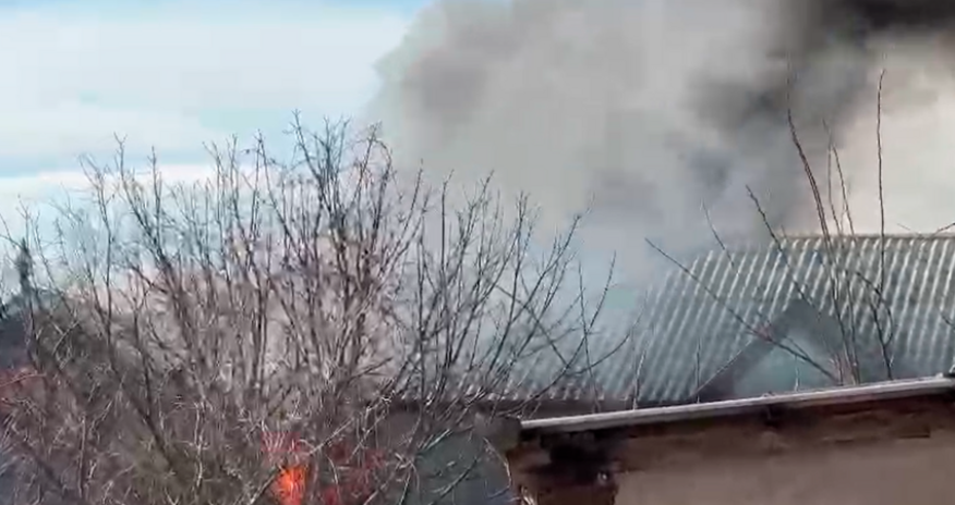 В Сумгайыте горит жилой дом, есть пострадавший
