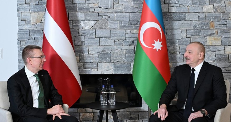 Əliyev Davosda Latviya Prezidenti ilə görüşüb