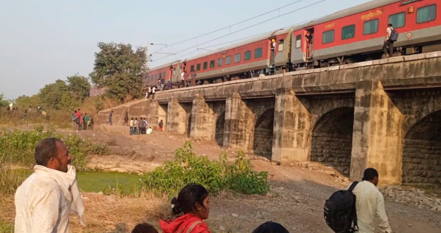 Поезд в Индии сбил насмерть 12 человек