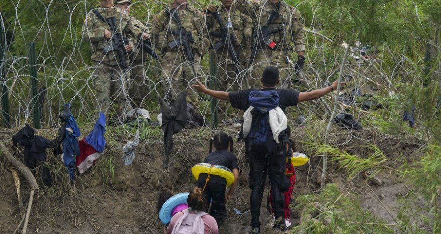 Tramp silah və narkotik agentlərinə miqrantları qovmağa icazə verir