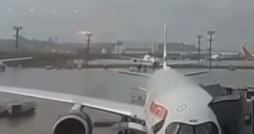 Braziliyada sərnişin təyyarəsini ildırım vurub - Video