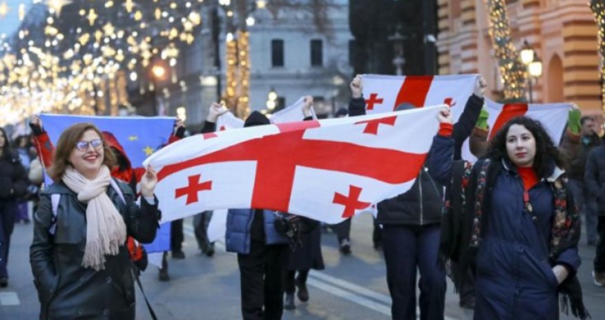 Gürcüstan parlamentinin qarşısında etiraz aksiyası keçirilir
