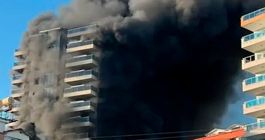 Пламя объяло высотное здание в Турции