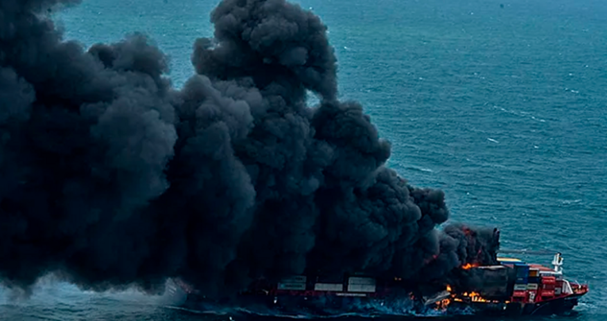 СМИ: В Красном море на контейнеровозе под флагом Гонконга возник пожар