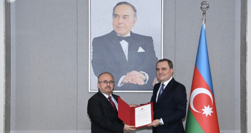 Yeni səfir etimadnaməsinin surətini Ceyhun Bayramova təqdim edib