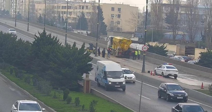На проспекте Бабека в столице вновь ограничено движение транспорта