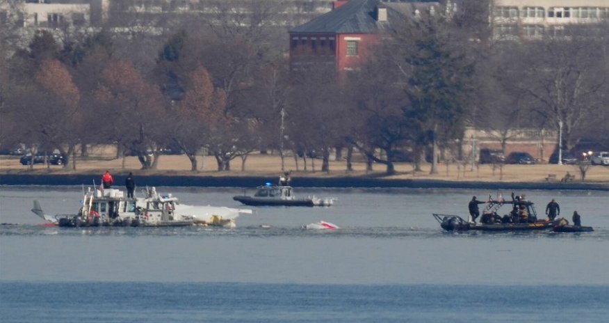 СМИ: Подъем обломков самолета из реки Потомак начнется 3 февраля