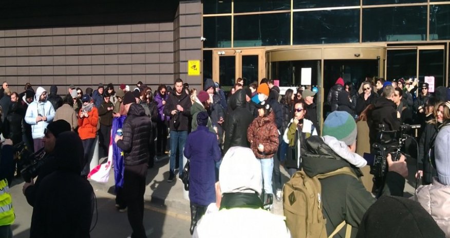 В Тбилиси митингующие частично перекрыли выезд из города