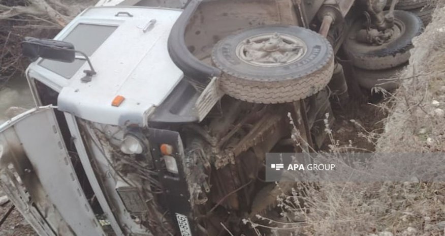 Goranboyda yük maşını körpüdən aşıb, sürücü ölüb