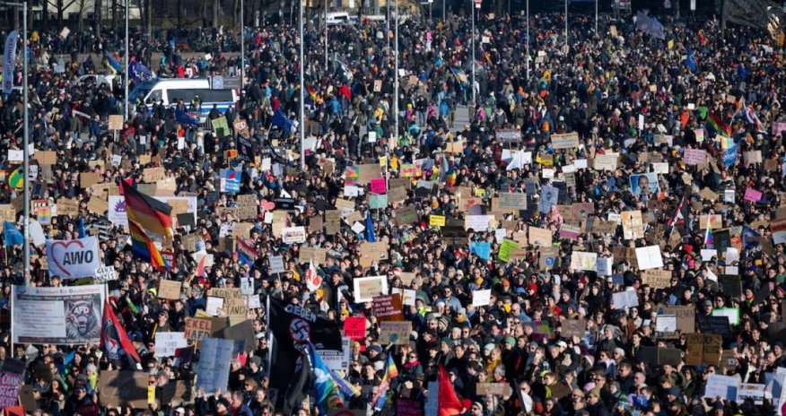 Немцы массово вышли на улицы против националистов