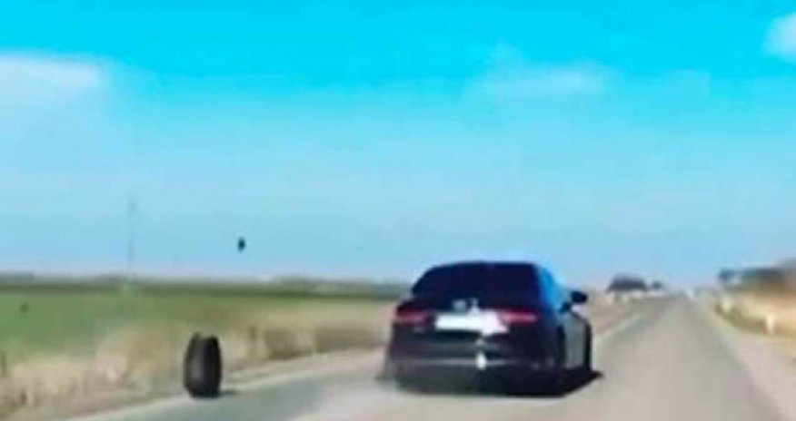 Serbiya Prezidentinin avtomobilinin hərəkətdə olarkən təkəri partlayıb - Video