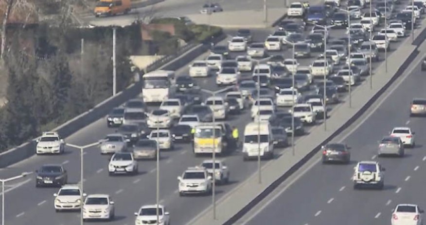 В столице неисправный автомобиль стал причиной дорожного затора