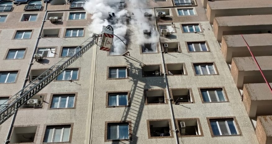 В Хырдалане 10 человек были эвакуированы при пожаре в жилом здании