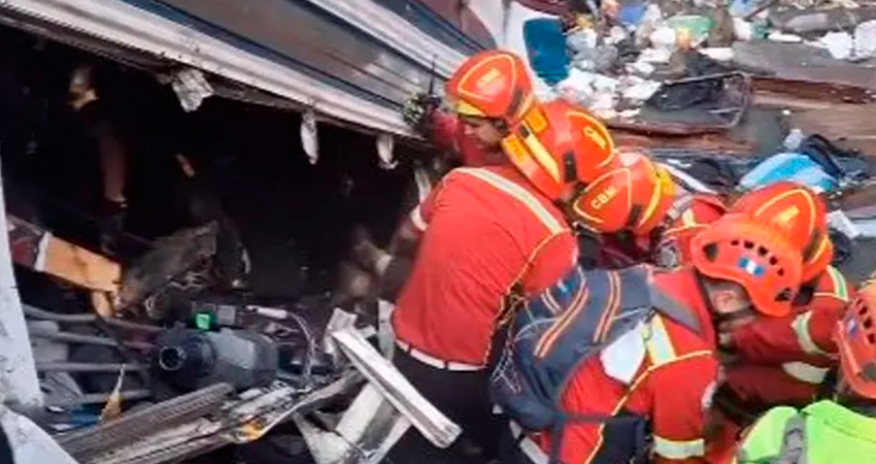 В Гватемале при падении автобуса в ущелье погибло более 50 человек