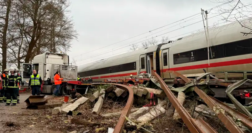 СМИ: В ФРГ из-за столкновения поезда с грузовиком пострадали 12 человек