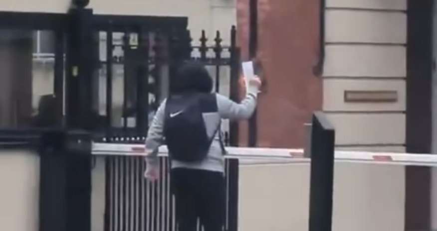 Türkiyənin Londondakı konsulluğunun qarşısında Quran yandırılıb- VİDEO