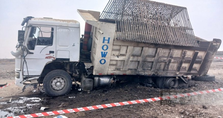 
В Агдаме грузовик подорвался на мине