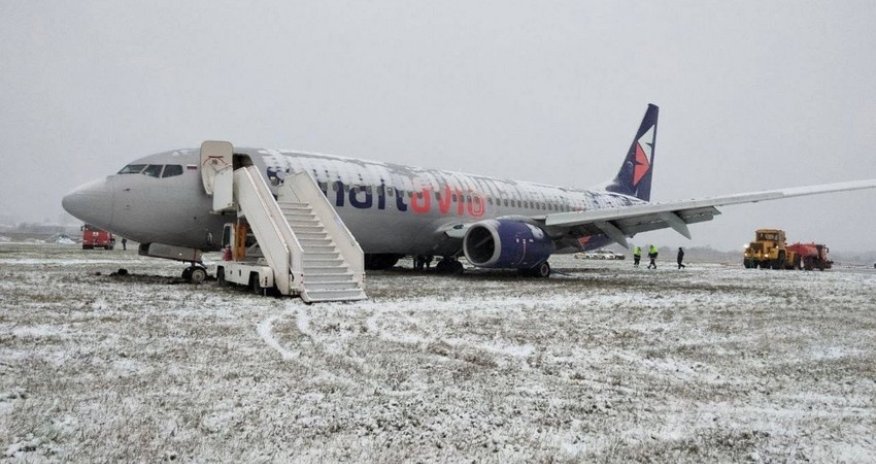 В Пермском аэропорту самолет выкатился за пределы взлетно-посадочной полосы