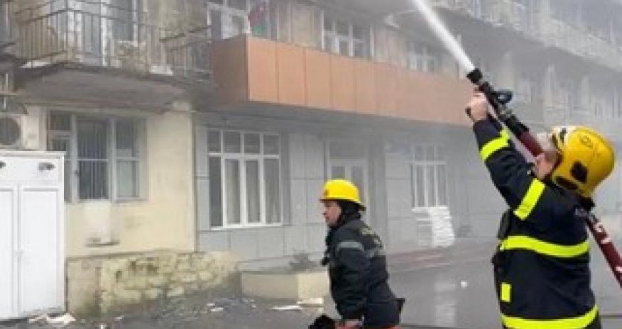 В пятиэтажном жилом здании в Баку начался пожар