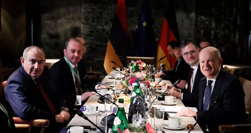 Пашинян обсудил с Шольцем мир с Азербайджаном