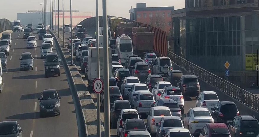 В Баку в направлении станции метро &laquo;Кёроглу&raquo; затруднено движение транспорта