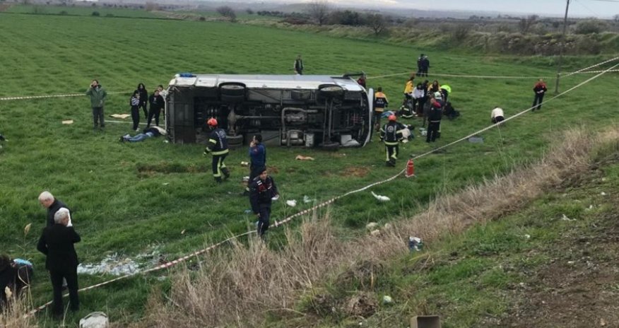 В Турции в ДТП с микроавтобусом погибли двое, 26 человек пострадали