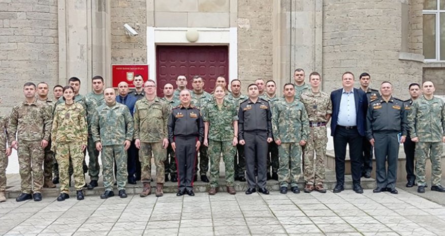 Мобильная тренинговая группа НАТО проводит курс в Баку