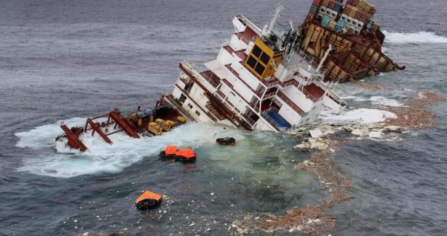 Сухогруз тонет в Азовском море