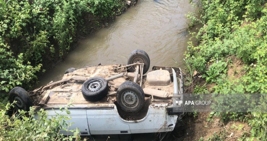 В Кюрдамире автомобиль опрокинулся в канал, погибли два человека