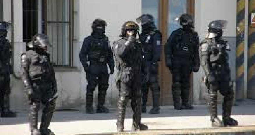 Подросток зарезал двух женщин в торговом центре в Чехии