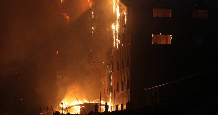 У здания "Крокуса" начали возводить знак в память о жертвах теракта