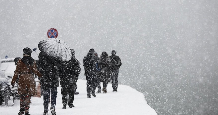 В Стамбуле из-за сильного снегопада закрыты школы
