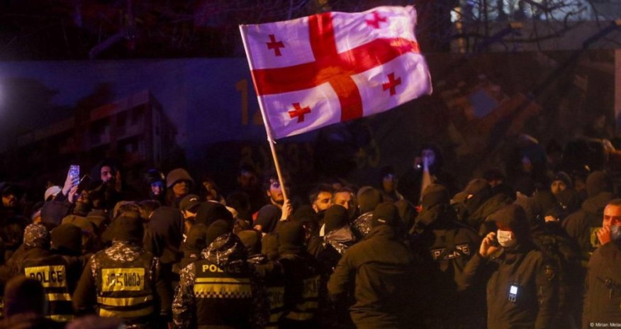 Массовые штрафы протестующим в Грузии