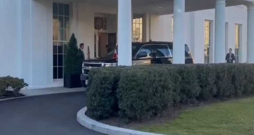 Tramp Makronu Ağ Evin girişində qarşılamayıb - Video