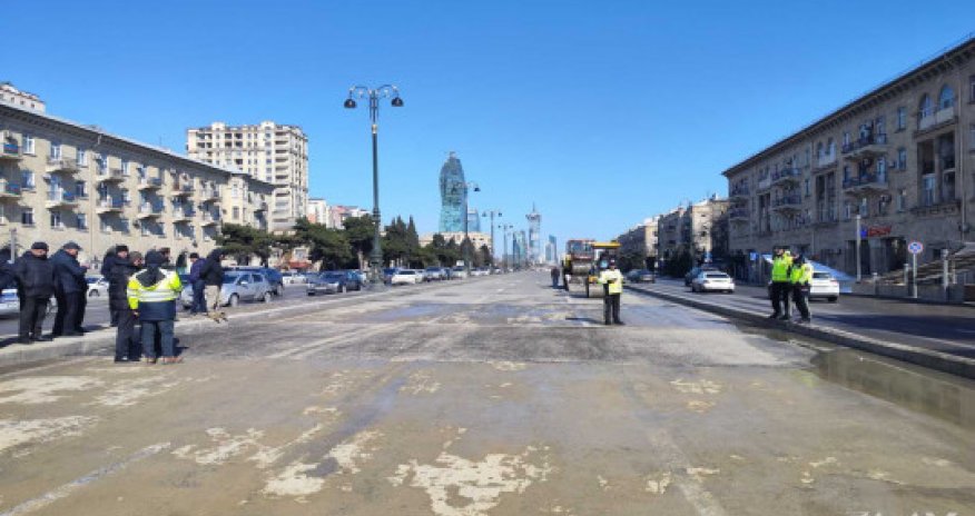 Движение автомобилей на проспекте Гейдара Алиева в Баку восстановлено