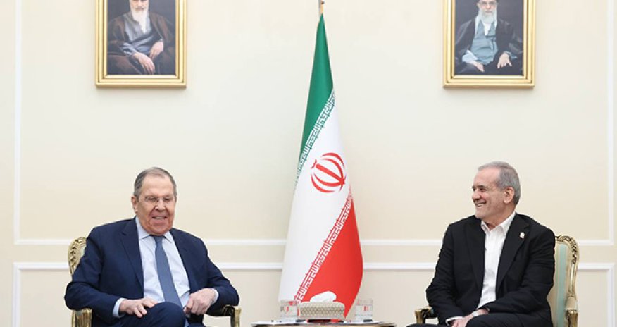 Pezeşkian Lavrovla görüşüb