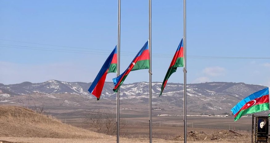 
В Ханкенди, Ходжалы и Агдере наполовину приспущены флаги