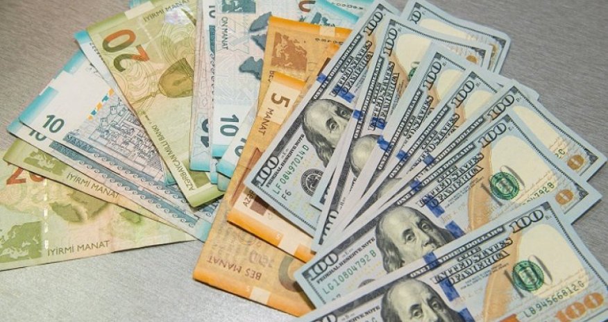 Продажи на валютных аукционах в Азербайджане снизились на 33%