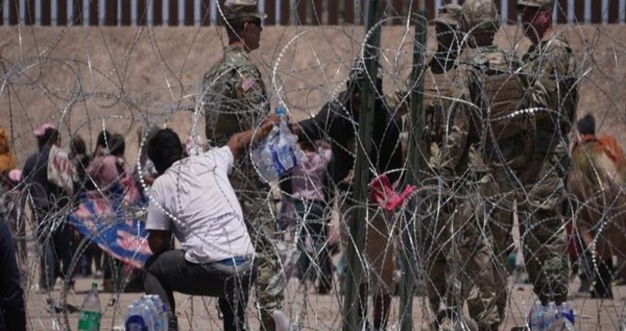 СМИ: Пентагон направит на границу с Мексикой до 3 тыс. военных и Stryker