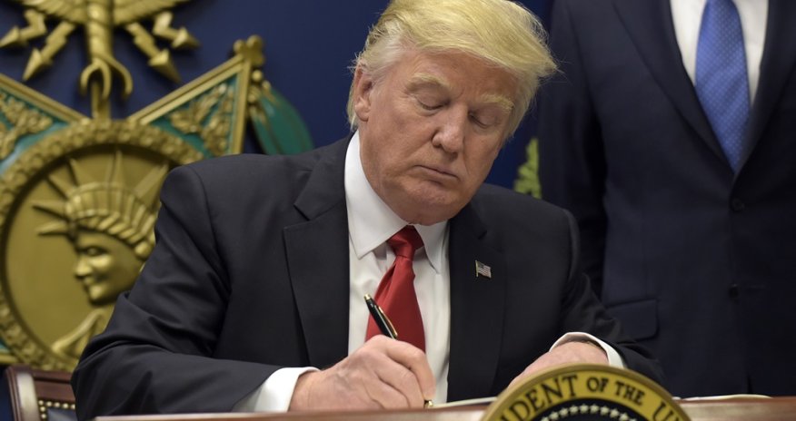 Tramp ingilis dilini ABŞ-nin rəsmi dili kimi tanıyan fərman imzalayıb