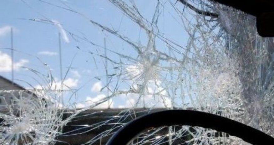 В Сабирабаде автомобиль упал в канал, пострадали пять человек