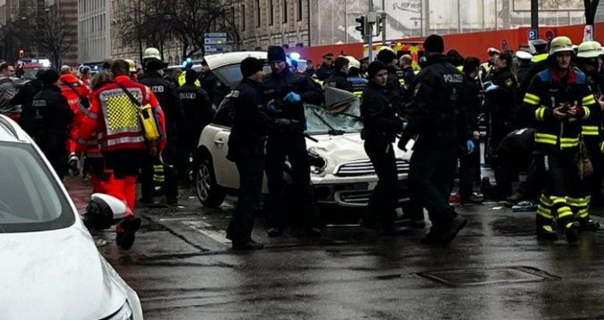 Almaniyada avtomobil izdihamın üzərinə sürülüb